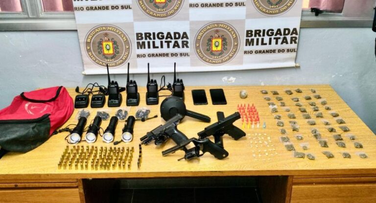na foto, armamento apreendido por policiais em Canoas