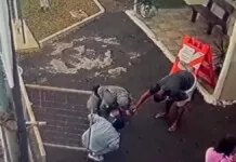 na foto, policiais salvam bebê em Canoas