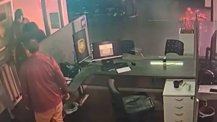 na foto, policiais salvam bebê em Canoas