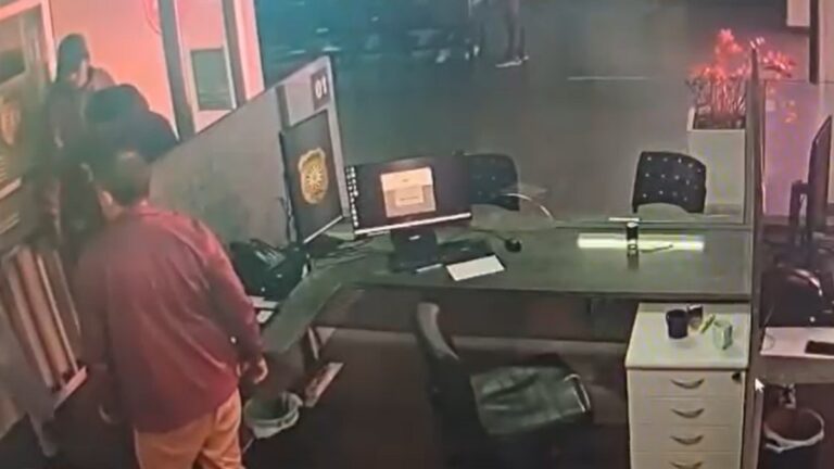 na foto, policiais salvam bebê em Canoas