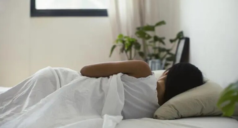 foto de pessoa na posição ideal para dormir