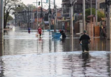 Moradores atingidos pela enchente no RS poderão ser indenizados