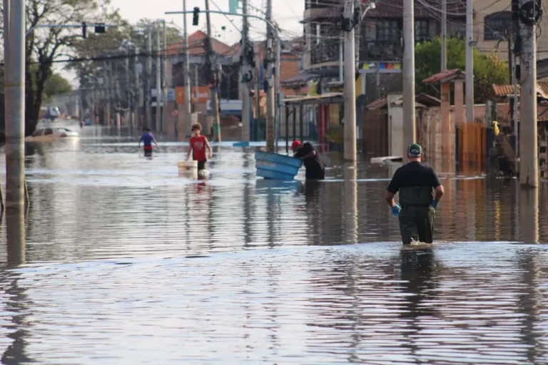 Moradores atingidos pela enchente no RS poderão ser indenizados