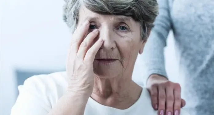 Foto mostra pessoa que possivelmente tem alzheimer