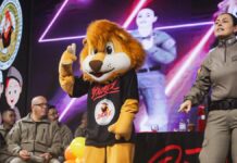 na foto, o mascote do PROERD durante formatura em Canoas