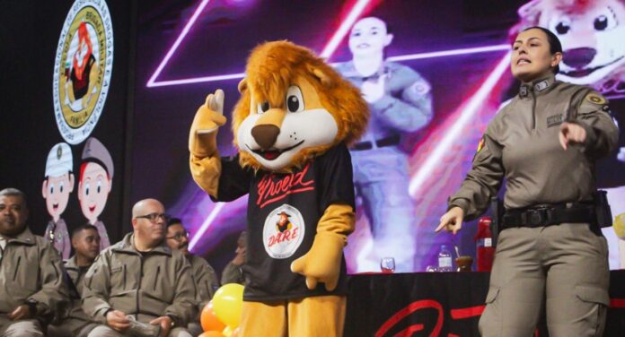 na foto, o mascote do PROERD durante formatura em Canoas
