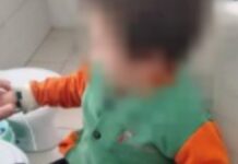 Na foto, a criança autista que foi amarrada pela professora