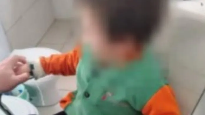 Na foto, a criança autista que foi amarrada pela professora