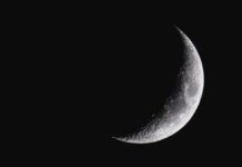 Imagem da lua crescente no céu noturno