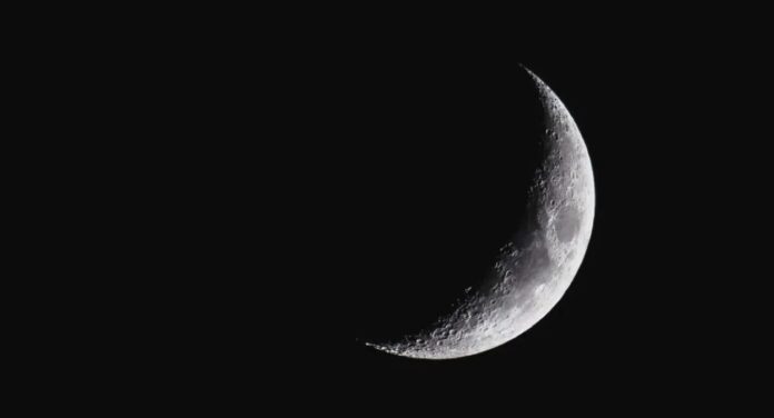 Imagem da lua crescente no céu noturno