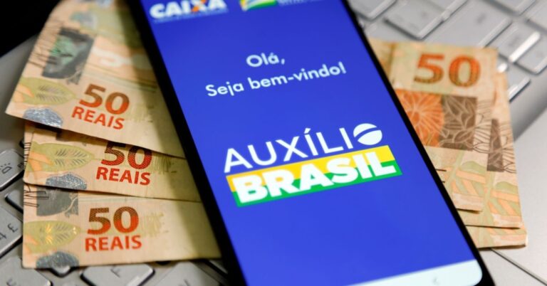 Aplicativo do FGTS e cedúlas de dinheiro