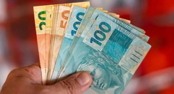 Imagem mostra uma grande quantidade de cédulas de real