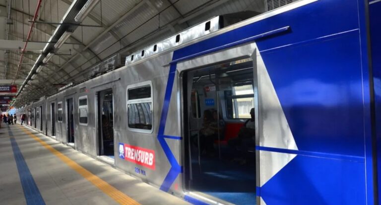 Trem da Trensurb na plataforma de uma estação