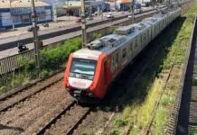 Trem da Trensurb em fucionamento nos trilhos