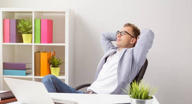 Foto mostra homem sentado em uma cadeira de escritório com as dicas de como se aposentar mais cedo