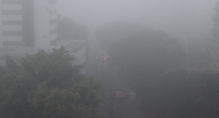 Foto mostra densa cerração cobrindo Canoas