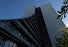 Prédio do CaFF que skatista vai descer, em Porto Alegre