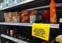 na foto, supermercado promove liquidação