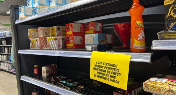 na foto, supermercado promove liquidação