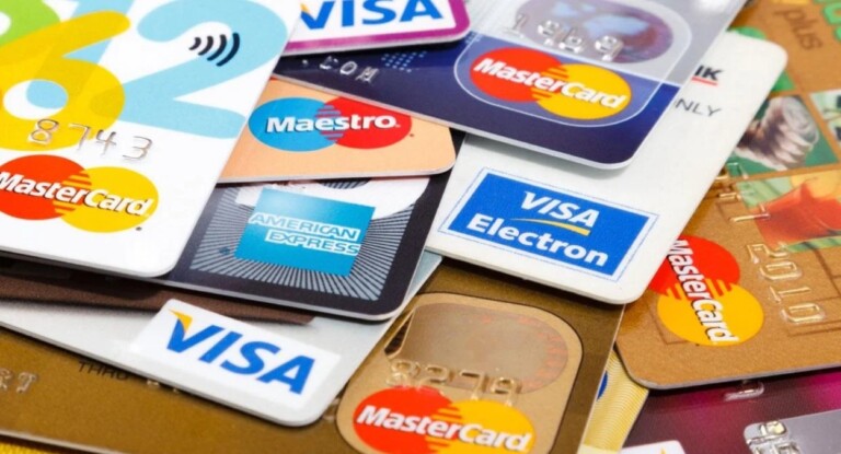 Imagem de diversos cartões de crédito