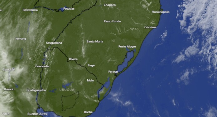 A imagem de satélite mostra nuvens sobre o Rio Grande do Sul; Saiba como deve ser a virada do tempo em Canoas
