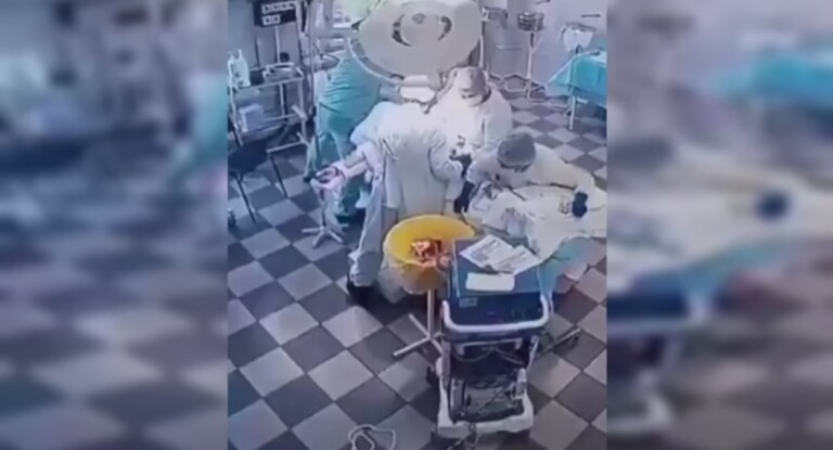 Imagem mostra médicos que não pararam cirurgia mesmo durante terremoto na Rússia