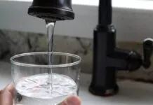 copo de água sendo enchido por uma torneira, na água, há flúor (Foto: reprodução)
