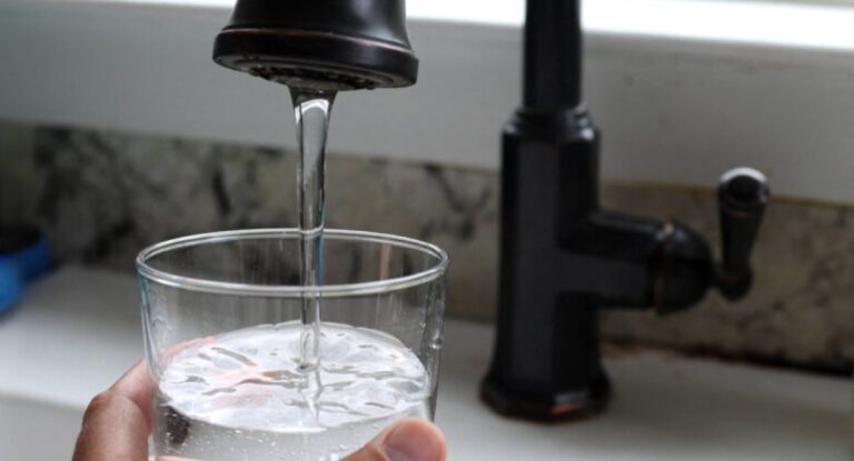 copo de água sendo enchido por uma torneira, na água, há flúor (Foto: reprodução)