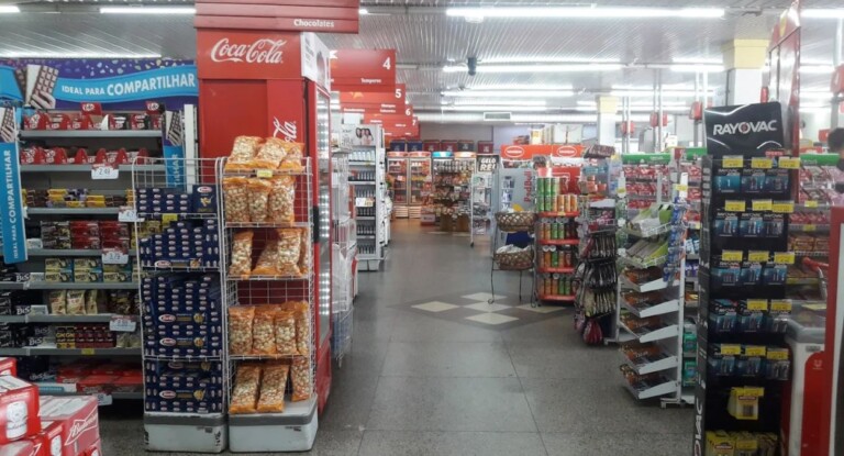 na foto, tradiconal supermercado