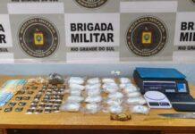 na foto, materiais apreendidos com traficante preso Canoas
