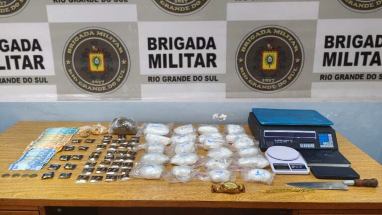 na foto, materiais apreendidos com traficante preso Canoas