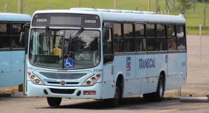 Foto de um ônibus da Transcal