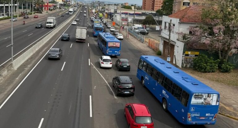 Foto mostra trânsito na BR-116 em Canoas