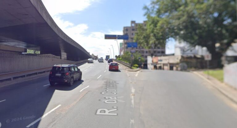 Na foto, o trânsito de veículos em Porto Alegre