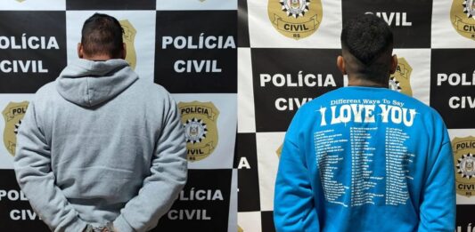 na foto, os dois presos pelo crime ocorrido dentro de estação do Trensurb