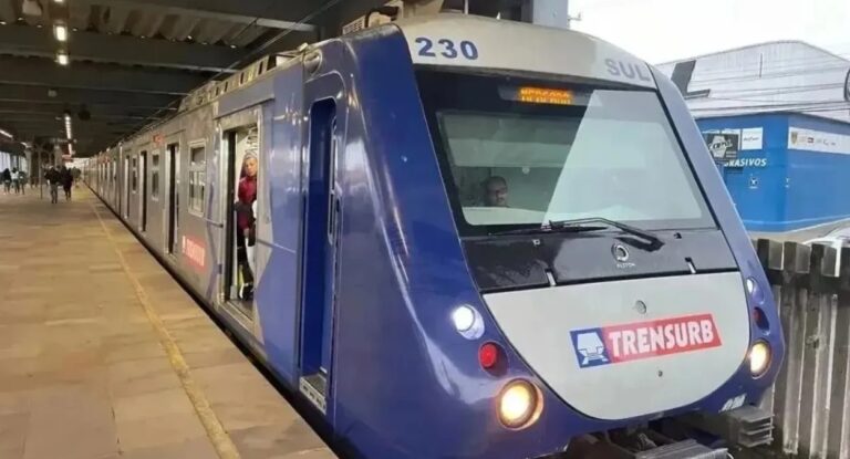Na foto, mostra o trem da trensurb