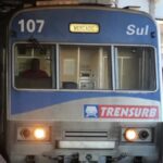Na foto, mostra o trem da trensurb