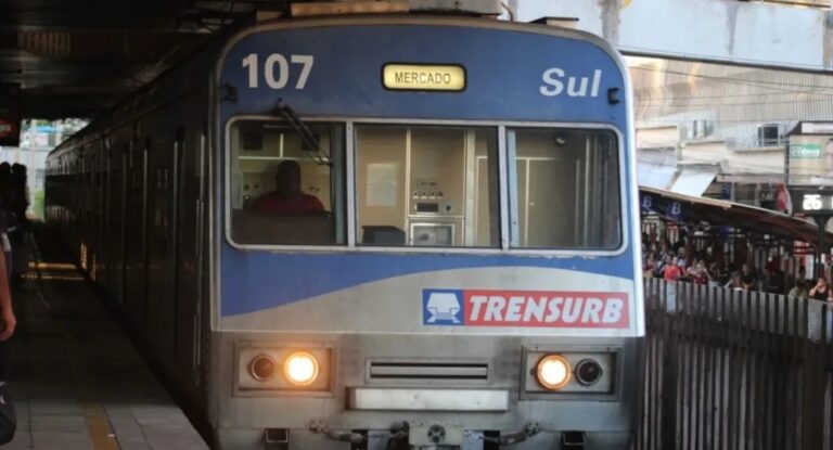 Na foto, mostra o trem da trensurb