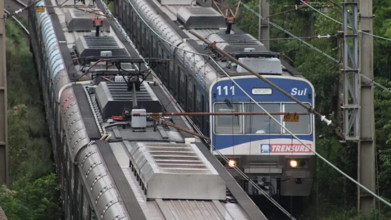 na foto, dois trens da Trensurb