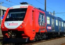 Trem da Trensurb em funcionamento em dia ensolarado