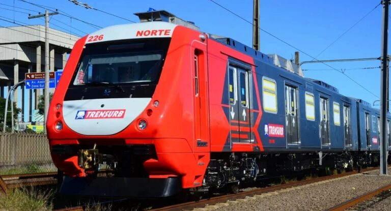 Trem da Trensurb em funcionamento em dia ensolarado