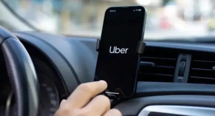 Foto mostra motorista de uber dentro de carro