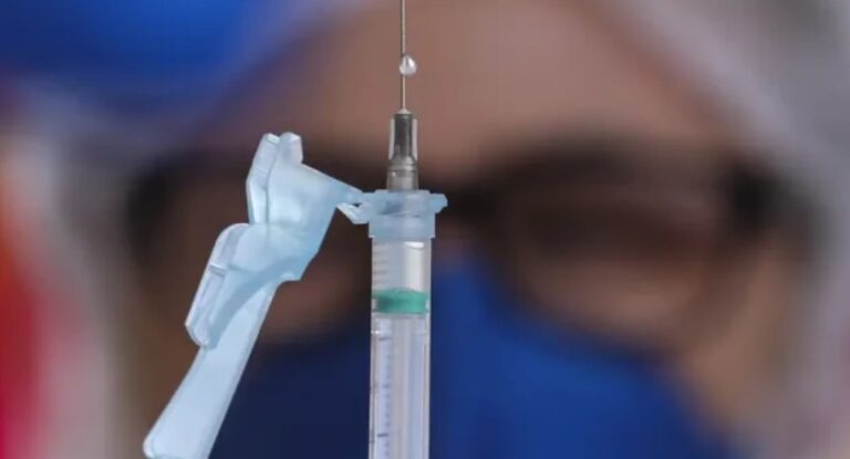 foto mostra vacina diante dos avanços dos cientistas para a cura do câncer