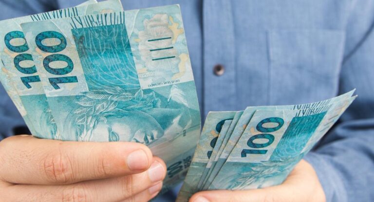 Imagem de cédulas de dinheiro em nots de R$100