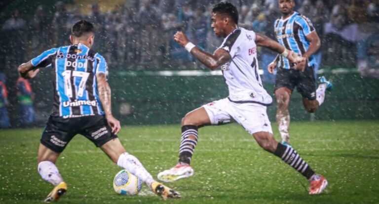 foto mostra um dos confrontos anteriores entre vasco x grêmio