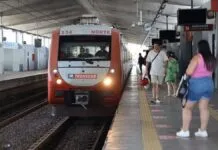 Trem da Trensurb em funcionamento na estação Mercado