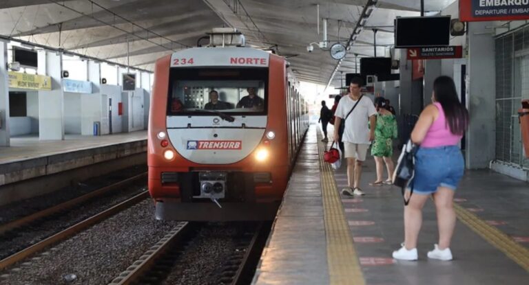 Trem da Trensurb em funcionamento na estação Mercado