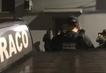na foto, policiais cumprem mandado contra vereador de São Leopoldo
