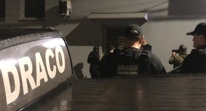 na foto, policiais cumprem mandado contra vereador de São Leopoldo