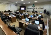 na foto, vereadores participam de sessão em Canoas